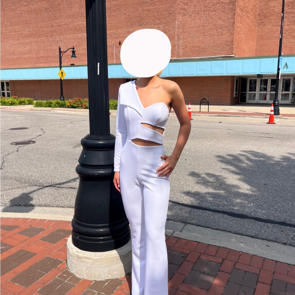 Chic White One-Shoulder Jumpsuit